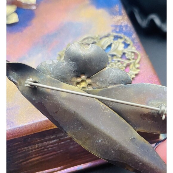 Vintage Stuart Nye Hand Wrought Brass Dogwood Brooch Old Store Stock Made In NC - Picture 4 of 5